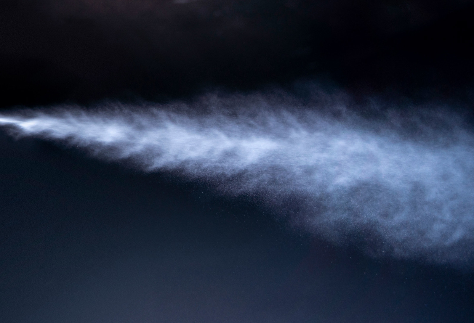 Système de brumisation haute pression humidifiant l’intérieur d’une serre