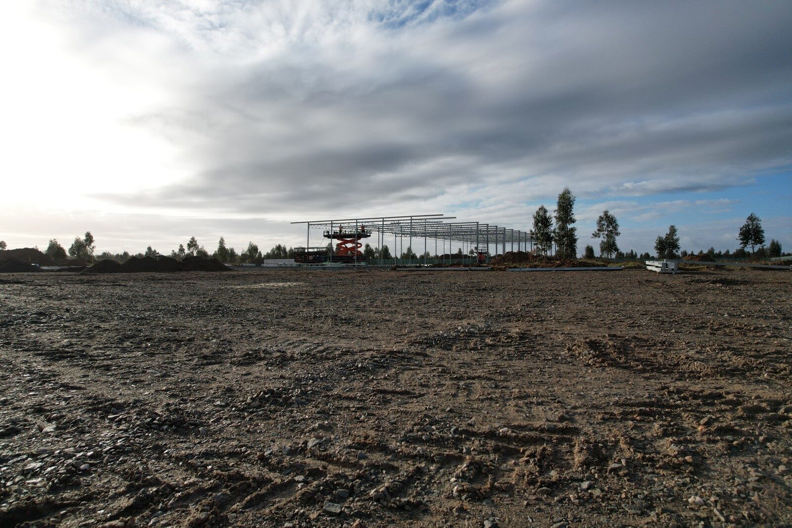 Vue aérienne de la structure en acier galvanisé pendant la construction de la serre